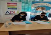 Firma del convenio entre la ADLE y FAMDIF