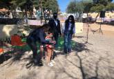 El CEIP Poeta Antonio Oliver estrena un mural tridimensional en el huerto escolar con verduras modeladas en arcilla por los escolares