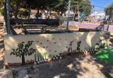 El CEIP Poeta Antonio Oliver estrena un mural tridimensional en el huerto escolar con verduras modeladas en arcilla por los escolares