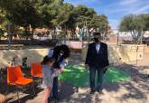 El CEIP Poeta Antonio Oliver estrena un mural tridimensional en el huerto escolar con verduras modeladas en arcilla por los escolares