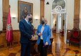 El Hermano Mayor marrajo le entrega la medalla de la Cofrada a la alcaldesa, Noelia Arroyo