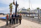 Escultura El Abrazo, en el muelle de cruceros Juan Sebastián Elcano