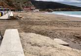 Trabajos de limpiezas en playas tras el temporal