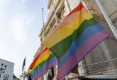 Izado bandera arco iris en el Día del Orgullo Lésbico
