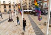 Izado bandera arco iris en el Día del Orgullo Lésbico