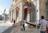 Izado de bandera arcoiris por el Da contra la LGTBIfobia 2022