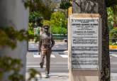 Restauración de las placas que muestran las partituras de los tres pasodobles más famosos compuestos en Cartagena, en el busto de Álvarez Alonso en la plaza del Rey.