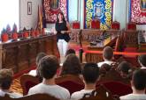 Los alumnos de los colegios Poeta Antonio Oliver y Virginia Pérez y el IES Los Molinos descubren el Palacio Consistorial