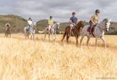 Paseo a caballo durante la presentación de las actividades del Tla de Verano