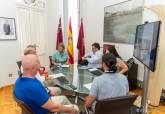 La alcaldesa se rene con la consultora del estudio de retirada de secos y fangos en el Mar Menor