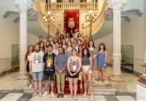 Un grupo de jóvenes voluntarios de Erasmus Student Network (ESN) visitan el Palacio Consistorial