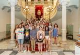 Un grupo de jvenes voluntarios de Erasmus Student Network (ESN) visitan el Palacio Consistorial