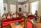 Un grupo de jóvenes voluntarios de Erasmus Student Network (ESN) visitan el Palacio Consistorial