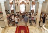 Un grupo de jóvenes voluntarios de Erasmus Student Network (ESN) visitan el Palacio Consistorial