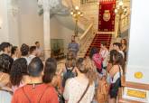 Un grupo de jvenes voluntarios de Erasmus Student Network (ESN) visitan el Palacio Consistorial