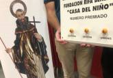 El prroco de San Gins, Lzaro Gomarz, el Hermano Mayor San Gins de la Jara, Vctor Javier Navarro, y la vendedora, Josefina Prez.