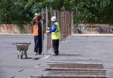 Trabajos de vallado en el Parque de los Exploradores en el polígono de Santa Ana