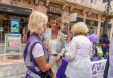 Visita a la mesa informativa instalada por parte de la asociación AFAL con motivo del Día Mundial del Alzheimer