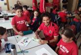 Jugadores del Jimbee visitando al colegio San Vicente del Paul