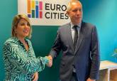 La alcaldesa con el secretario general de Eurocities en Bruselas