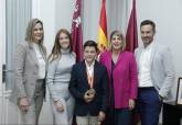 La alcaldesa, Noelia Arroyo, recibe a Alejandro Navarro, Campeón de Doma, junto a sus padres y hermana