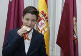 La alcaldesa, Noelia Arroyo, recibe a Alejandro Navarro, Campeón de Doma, junto a sus padres y hermana