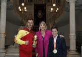 Juli.an Cruz y Alejandro Navarro, campeones del mundo este din de semana, recibido por la alcaldesa, Noelia Arroyo.