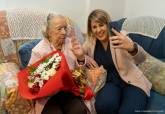 Visita de la alcaldesa Noelia Arroyo a María Ubero