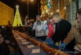4.000 raciones de roscn gigante de reyes se han repartido en la plaza del Ayuntamiento