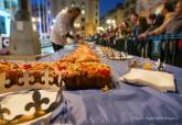 4.000 raciones de roscn gigante de reyes se han repartido en la plaza del Ayuntamiento