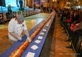 4.000 raciones de roscn gigante de reyes se han repartido en la plaza del Ayuntamiento