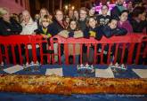 4.000 raciones de roscón gigante de reyes se han repartido en la plaza del Ayuntamiento