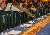 4.000 raciones de roscn gigante de reyes se han repartido en la plaza del Ayuntamiento