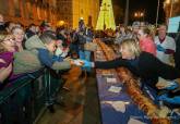 4.000 raciones de roscn gigante de reyes se han repartido en la plaza del Ayuntamiento