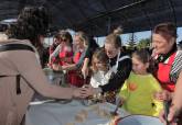 Miles de personas degustan las tradicionales pelotas galileas en da grande de Pozo Estrecho