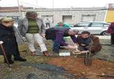 La Concejala de Igualdad colabora con Afammer en la plantacin de encinas para honrar a las mujeres rurales