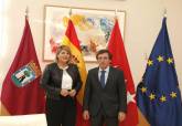 Reunión de la alcaldesa de Cartagena y del alcalde de Madrid en el ayuntamiento de la capital