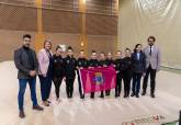 La alcaldesa hace entrega de la bandera de Cartagena a las gimnastas que participan en la Copa de España de Gimnasia Estética de grupo