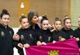 La alcaldesa hace entrega de la bandera de Cartagena a las gimnastas que participan en la Copa de España de Gimnasia Estética de grupo