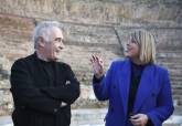 Visita de Ferran Adri junto a la alcaldesa de Cartagena al Teatro Romano
