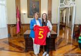 La alcaldesa, Noelia Arroyo, ha ofrecido una recepcin a la tres veces campeona de Europa de ftbol sala, Mayte Mateo, tras conseguir el ltimo trofeo en Hungra el pasado domingo