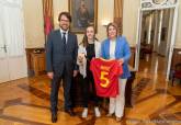 La alcaldesa, Noelia Arroyo, ha ofrecido una recepción a la tres veces campeona de Europa de fútbol sala, Mayte Mateo, tras conseguir el último trofeo en Hungría el pasado domingo