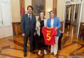 La alcaldesa, Noelia Arroyo, ha ofrecido una recepción a la tres veces campeona de Europa de fútbol sala, Mayte Mateo, tras conseguir el último trofeo en Hungría el pasado domingo