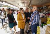 La alcaldesa ha inaugurado la Feria de Comercio que se encuentra en la explanada del Puerto