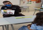 Visita de policas locales de la ESPAC a pequeos ingresados en el Hospital Santa Luca