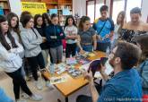 Alba Flores y Ángel Abellán presentan de ‘Temporada de Melocotones’, la obra regional invitada del Premio Mandarache 2023, en centros educativos de Cartagena