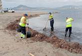 Operarios en La Manga del Mar Menor.