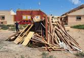 Bomberos y personal municipal inspeccionan hogueras en Santa Ana.