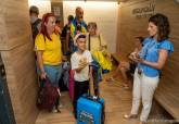 La edil delegada de Turismo, Mara Beln Romero, recibe a la aficin canaria.