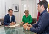 La alcaldesa de Cartagena y el director de la refinería de Repsol en Cartagena firman convenio de patrocinio por La Mar de Músicas